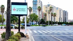 Lee más sobre el artículo Nueva ZBE en Valencia y camiones: ¿Cuándo conviene vender tu vehículo?